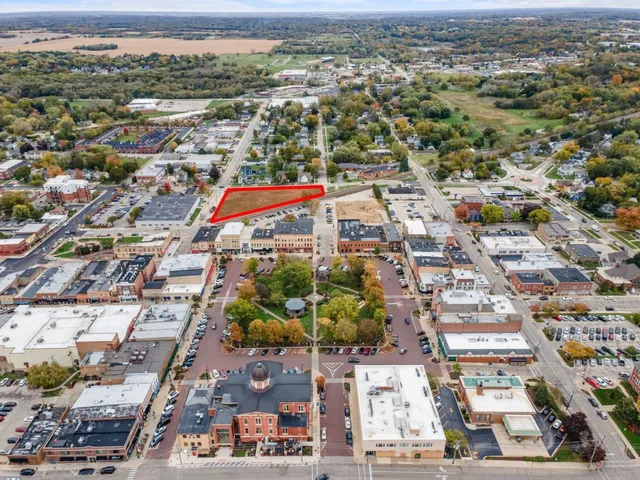 $775,000 | 200 East Judd Street, Woodstock, IL 60098