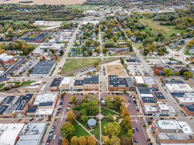 $775,000 | 200 East Judd Street, Woodstock, IL 60098