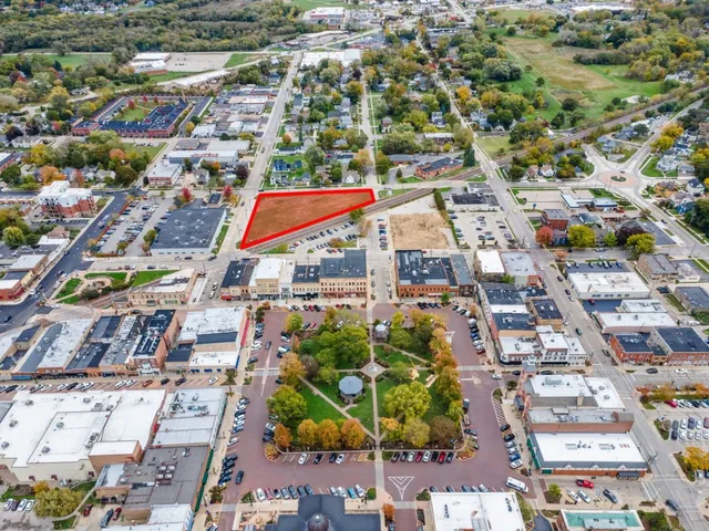 $775,000 | 200 East Judd Street, Woodstock, IL 60098