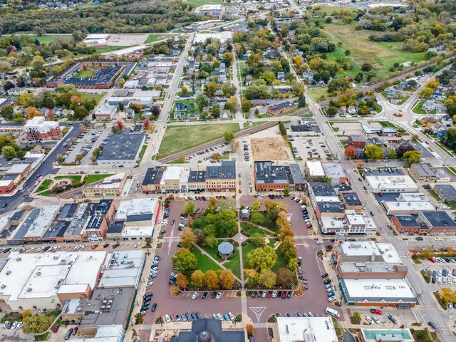 $775,000 | 200 East Judd Street, Woodstock, IL 60098