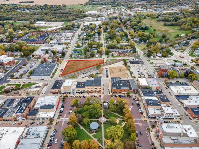 $775,000 | 200 East Judd Street, Woodstock, IL 60098