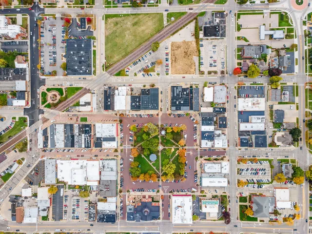 $775,000 | 200 East Judd Street, Woodstock, IL 60098