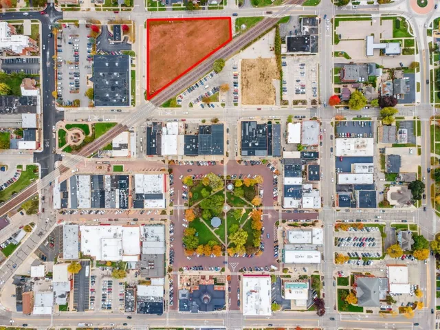 $775,000 | 200 East Judd Street, Woodstock, IL 60098