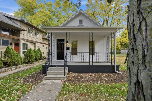 a view of a house with a yard
