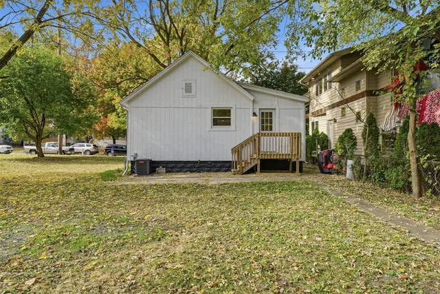 a view of a house with backyard