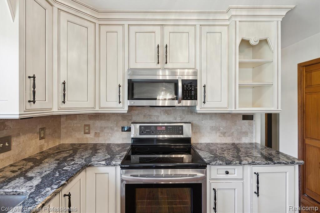 6443 Coldwater Road Flushing, MI 48433 - Photo 13 of 41