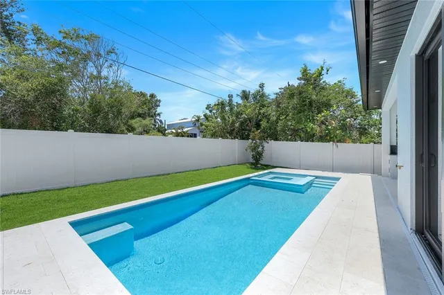 $1,590,000 | 1312 Trail Terrace Drive, Naples, FL 34103