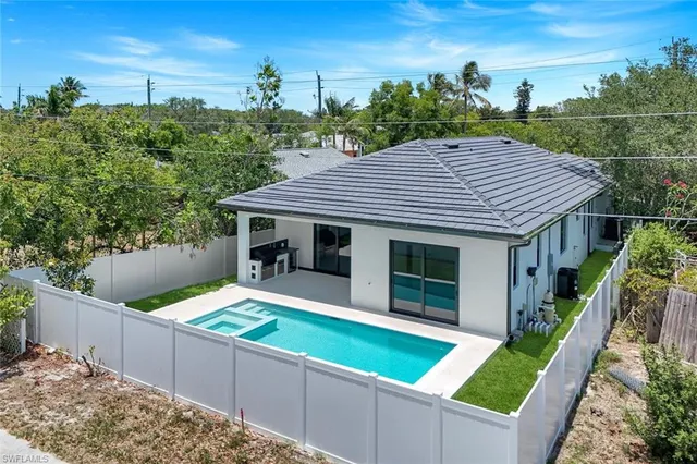 $1,590,000 | 1312 Trail Terrace Drive, Naples, FL 34103