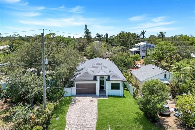 $1,590,000 | 1312 Trail Terrace Drive, Naples, FL 34103