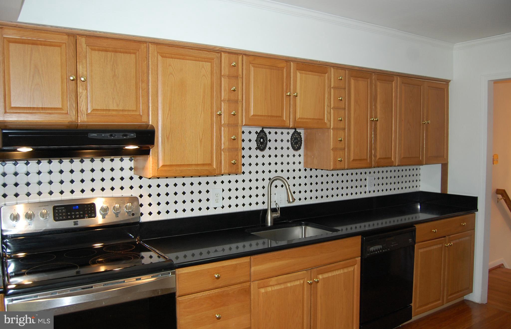 756 Stinchcomb Road Severna Park, MD 21146 - Photo 5 of 35 Granite countertops and tile backsplash!