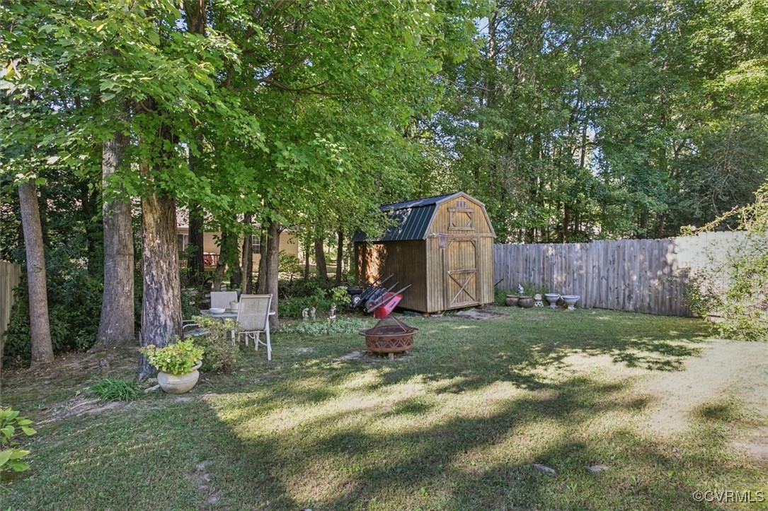 147 Rain Tree Way Williamsburg, VA 23188 - Photo 29 of 36 a backyard of a house with table and chairs