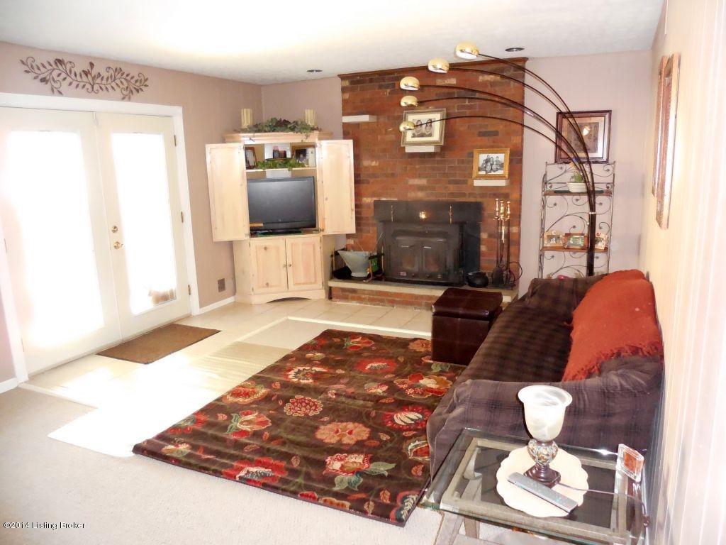4603 Hedges Road Louisville, KY 40216 - Photo 8 of 22 FamRoom