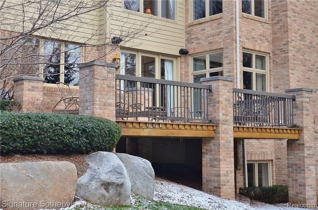 860 Palms Road Bloomfield Hills, MI 48304 - Photo 37 of 44 32back deck.JPG