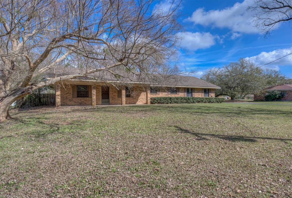 816 Bogan Lane Coushatta, LA 71019 - Photo 3 of 19 a front view of a house with a garden