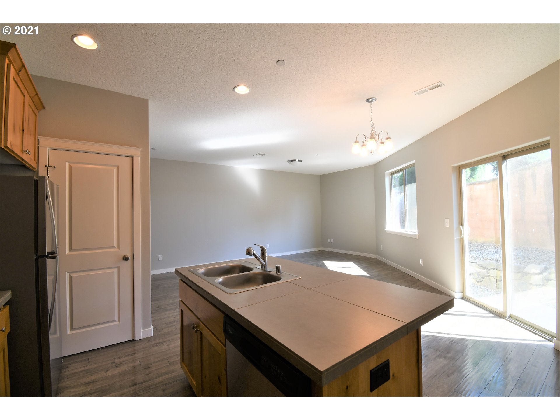 100 North 44th Place Ridgefield, WA 98642 - Photo 7 of 21 a bathroom with a sink a vanity and a mirror