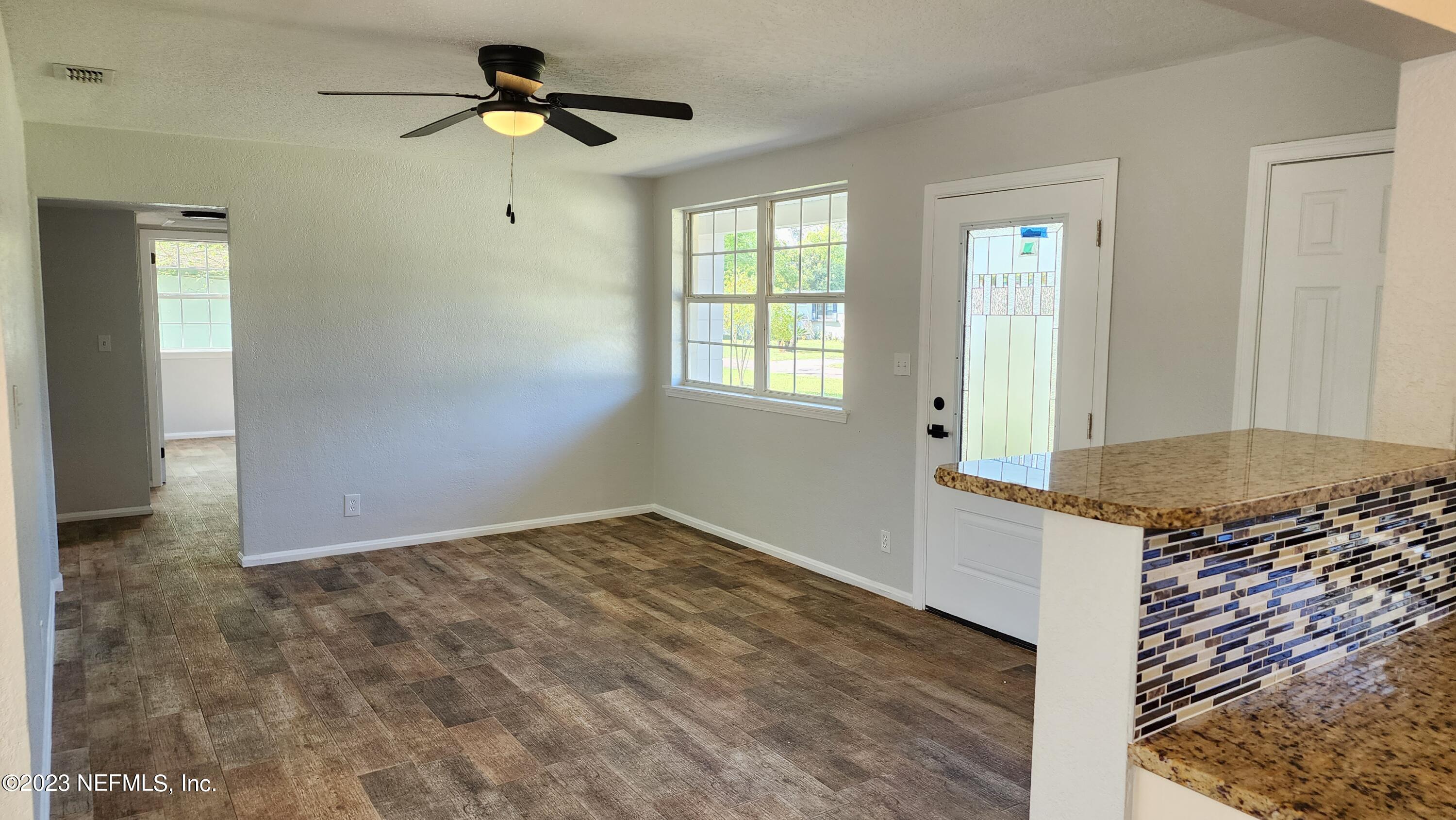 845 Ibis Road Jacksonville, FL 32216 - Photo 7 of 40 Living Room