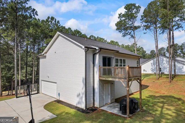 a view of backyard of house