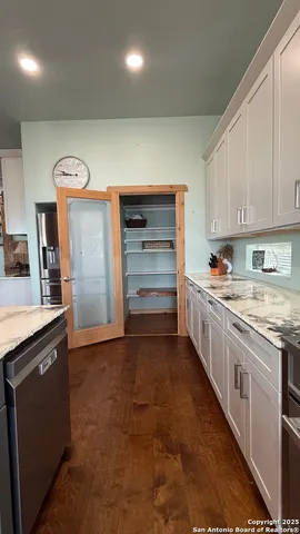 a view of a pathway with a pathway