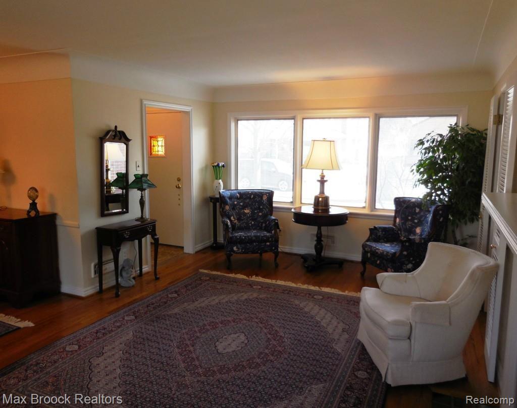 82 Maplefield Road Pleasant Ridge, MI 48069 - Photo 7 of 26 Living Room looking towards Vestibule