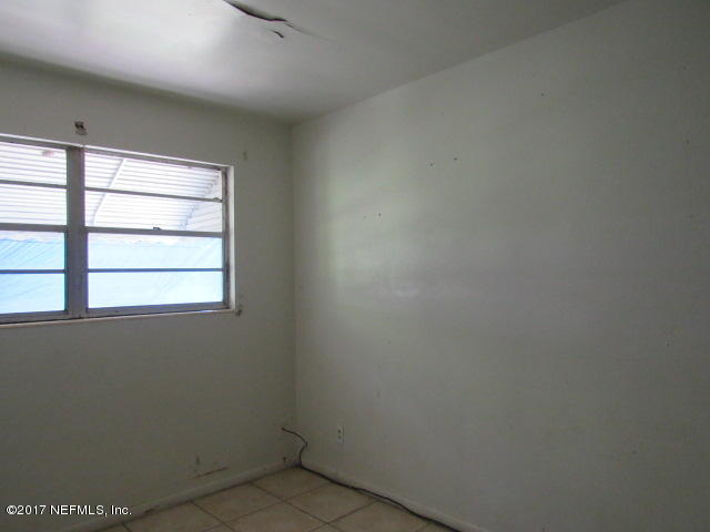 7008 Rollo Road Jacksonville, FL 32205 - Photo 12 of 14 a room that has a window in it