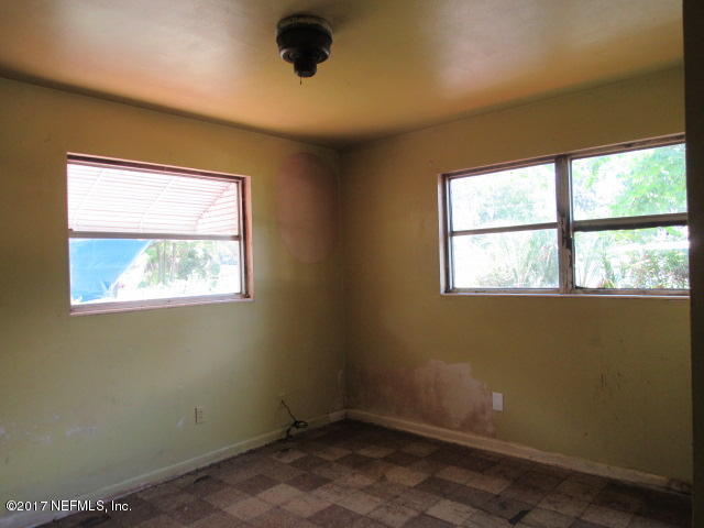 7008 Rollo Road Jacksonville, FL 32205 - Photo 9 of 14 an empty room with a window