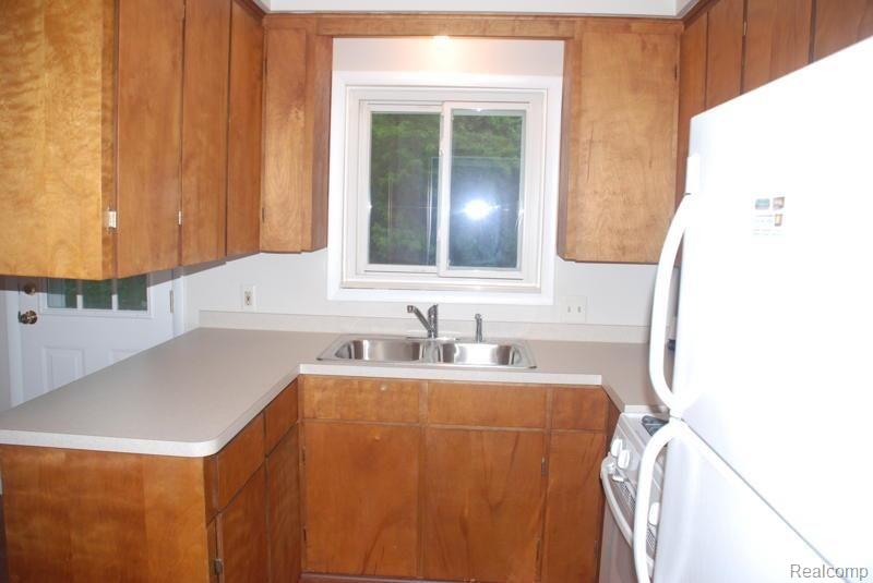 24489 Middlebelt Road New Boston, MI 48164 - Photo 4 of 13 24489 Middlebelt kitchen