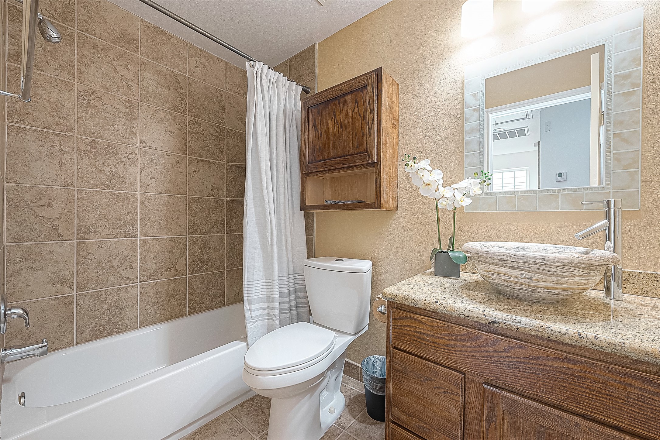 6703 Winton Street Houston, TX 77021 - Photo 35 of 49 Shared full bathroom upstairs