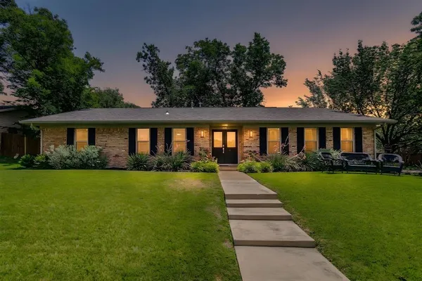 $399,900 | 3825 Twilight Drive South, Benbrook, TX 76116