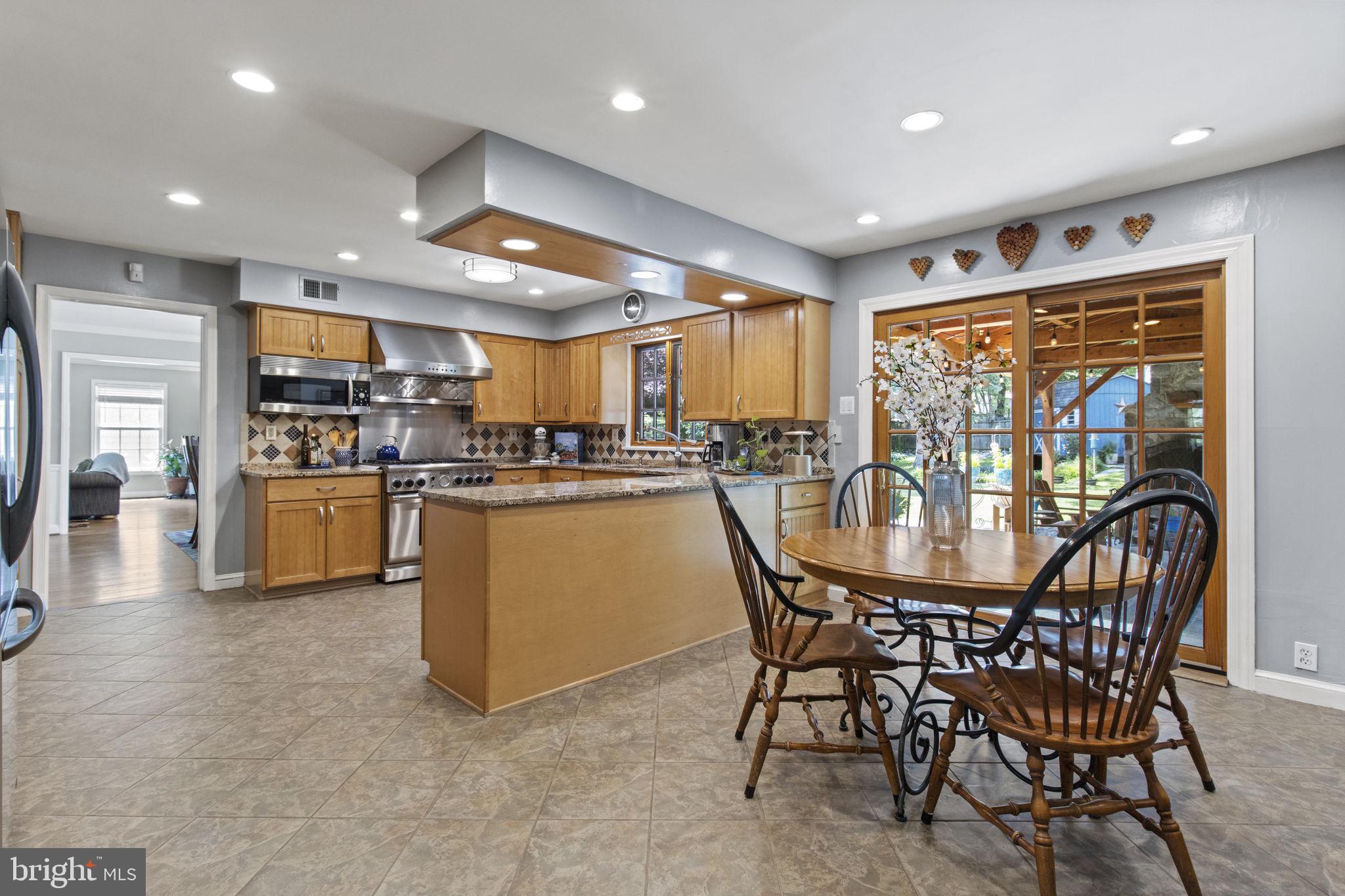 10016 Hall Road Potomac, MD 20854 - Photo 8 of 30 Breakfast Area with Outdoor access