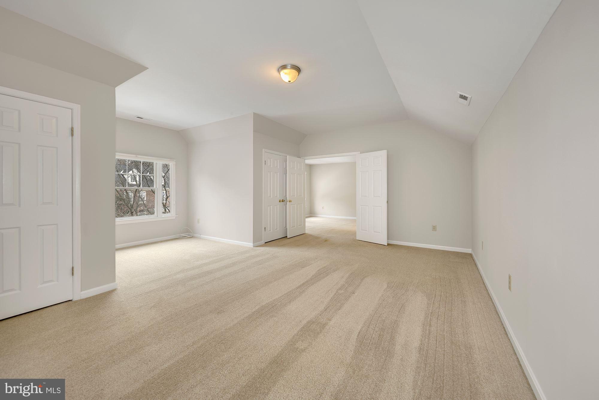 6808 Rannoch Road Bethesda, MD 20817 - Photo 22 of 38 Main bdr with alcove