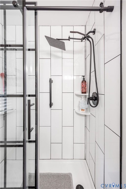 5603 Standing Oak Road Midlothian, VA 23112 - Photo 25 of 43 Shower enclosure with black-framed glass door, whi