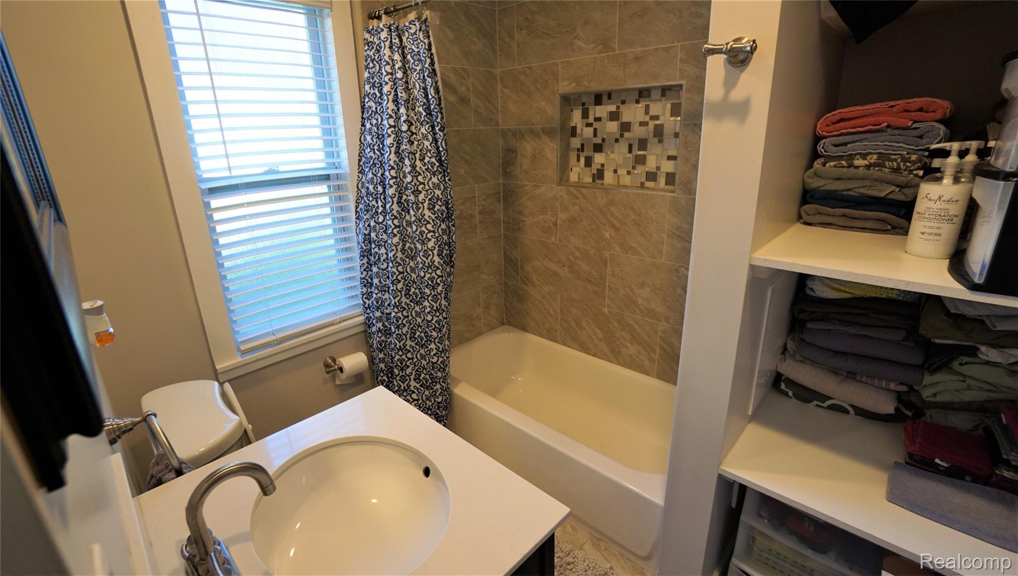 29650 Five Mile Road Livonia, MI 48154 - Photo 24 of 34 DSC05063.JPG