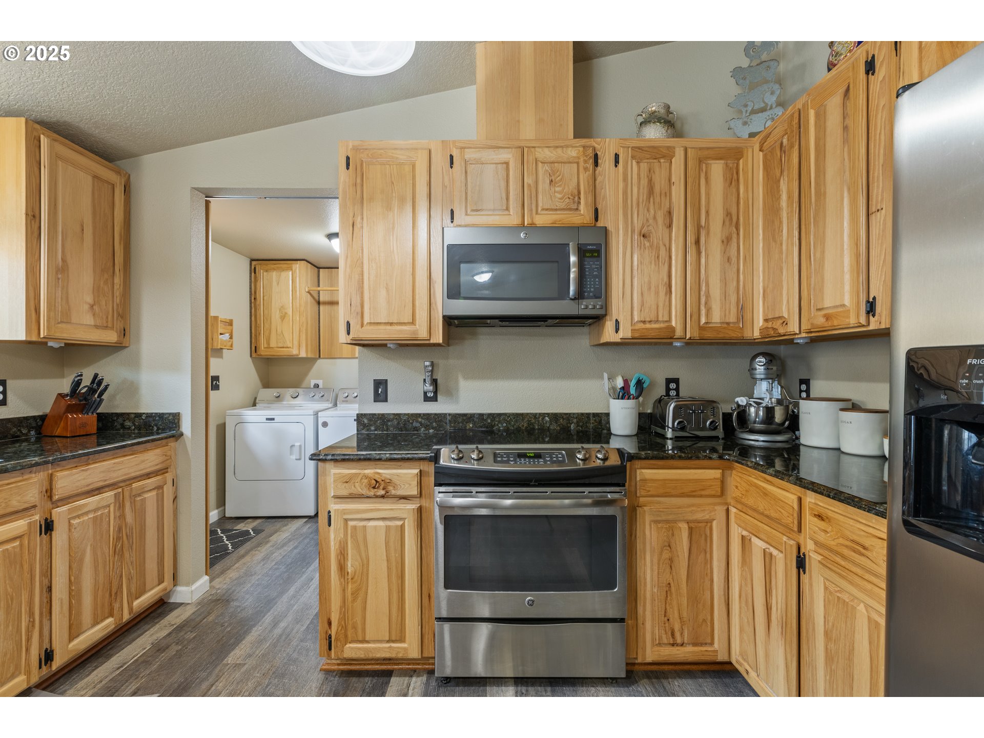 941 Colonial Road Roseburg, OR 97471 - Photo 11 of 48