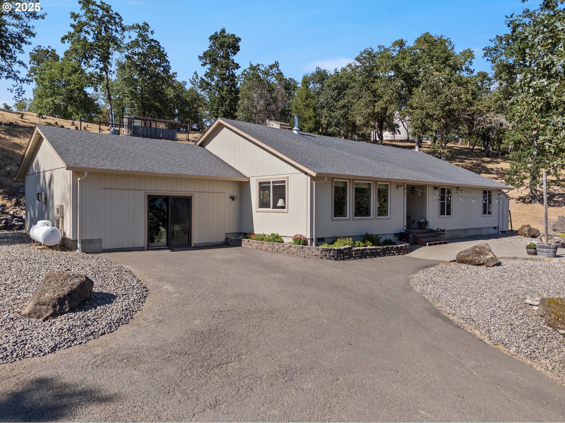 941 Colonial Road Roseburg, OR 97471 - Photo 3 of 48