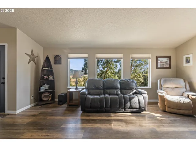 $625,000 | 941 Colonial Road, Roseburg, OR 97471