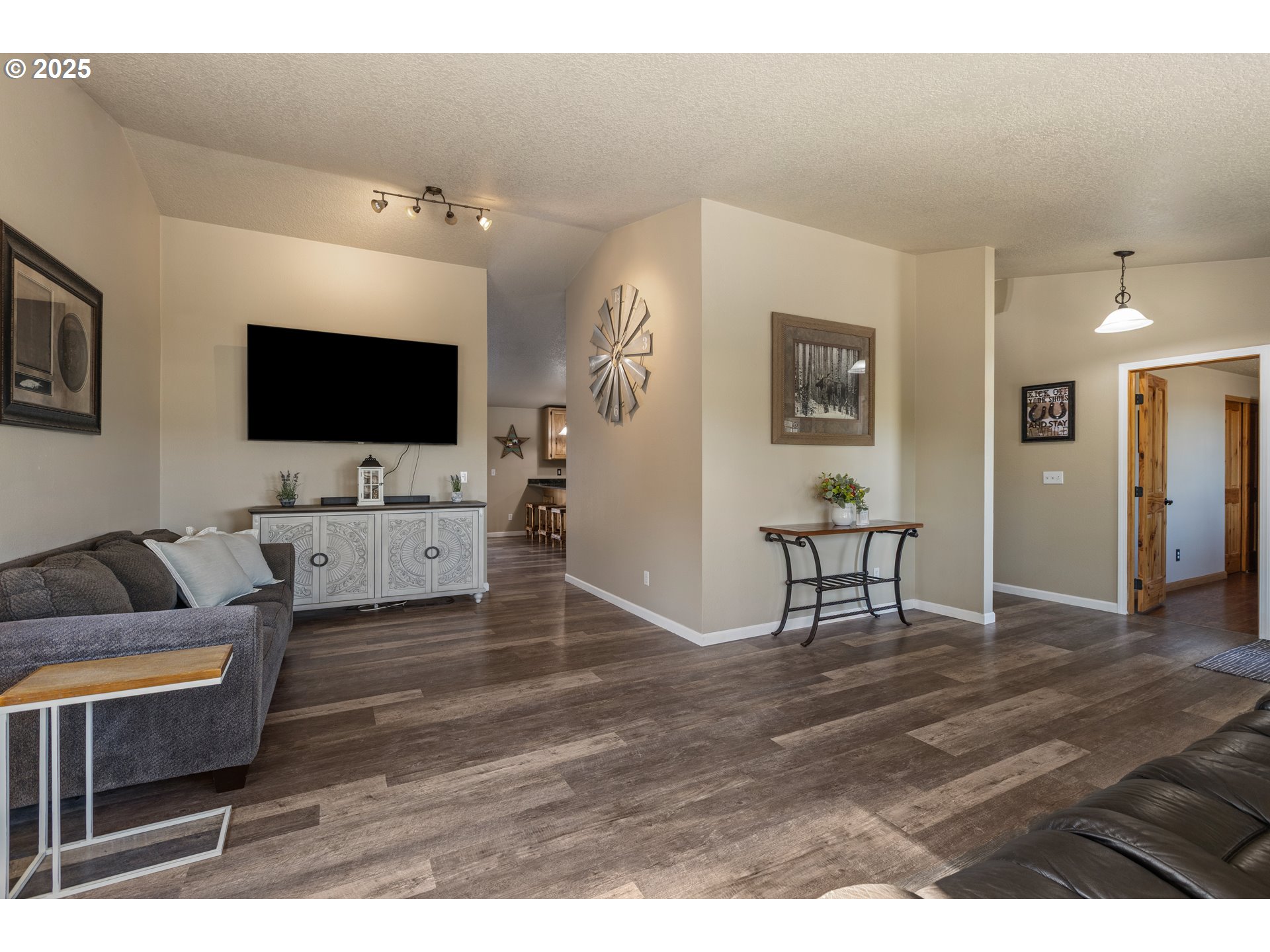 941 Colonial Road Roseburg, OR 97471 - Photo 7 of 48