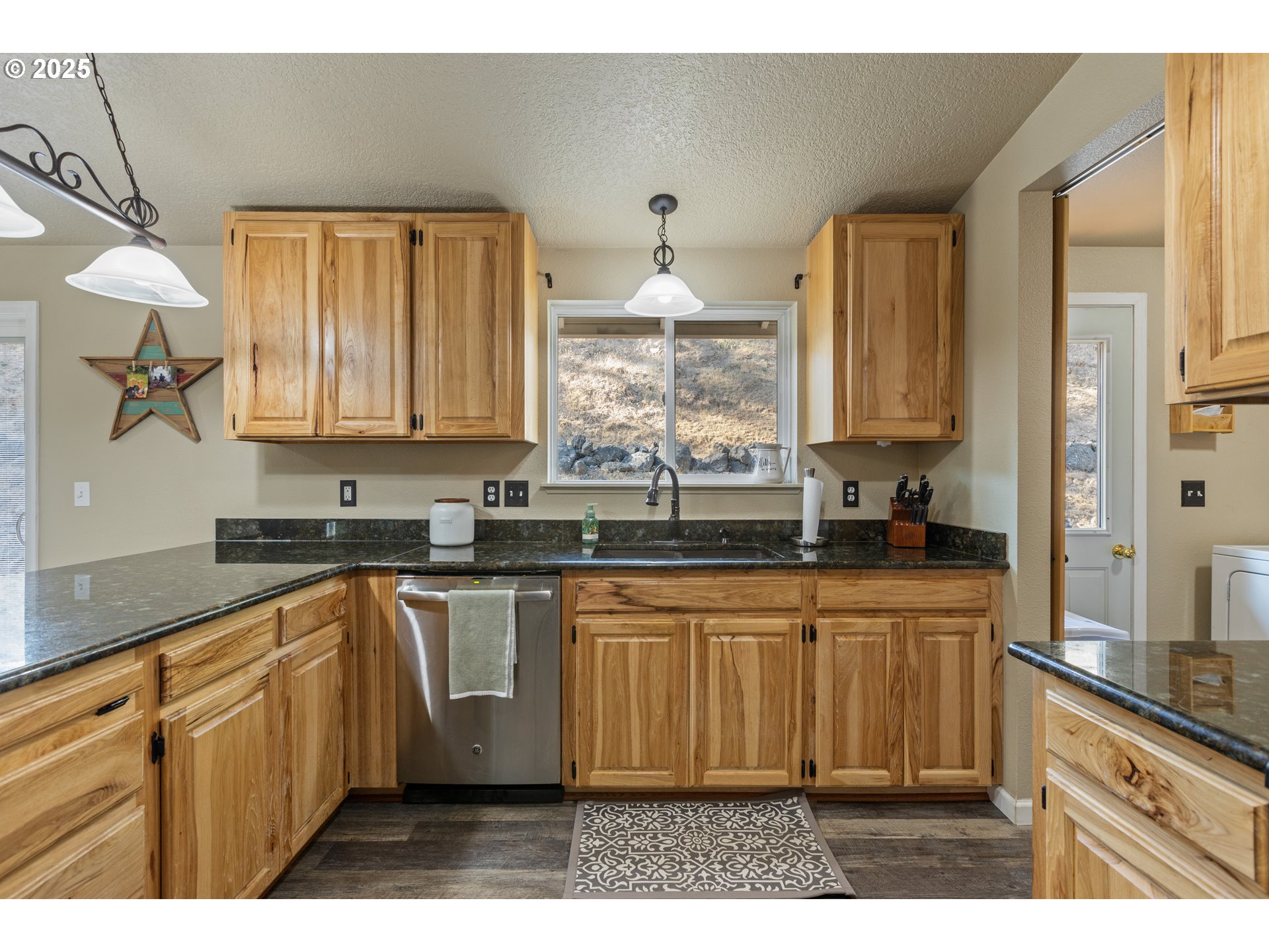 941 Colonial Road Roseburg, OR 97471 - Photo 10 of 48