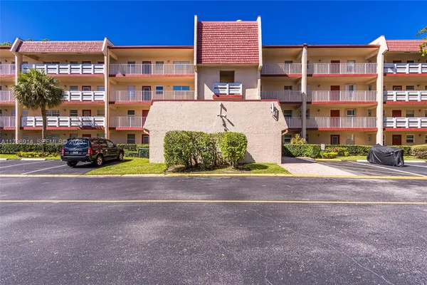 $84,900 | 1005 Country Club Drive, Unit 307, Margate, FL 33063