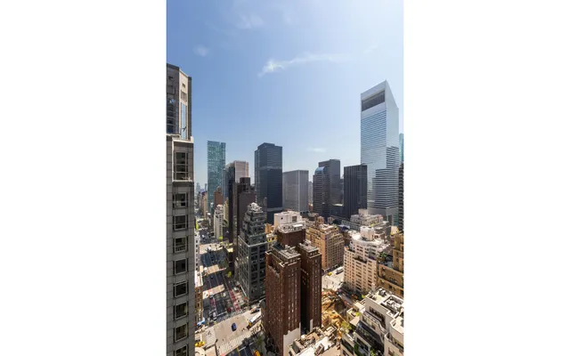 $995,000 | 465 Park Avenue, Unit 18F | Midtown East