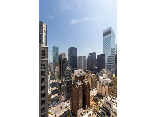 $995,000 | 465 Park Avenue, Unit 18F | Midtown East