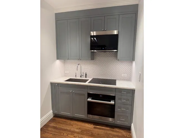 $995,000 | 465 Park Avenue, Unit 18F | Midtown East