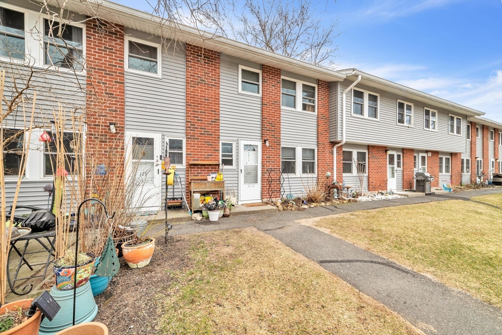 127 Manor Court, Unit 127 Springfield, MA 01118 - Photo 3 of 28 Gallery Image 3