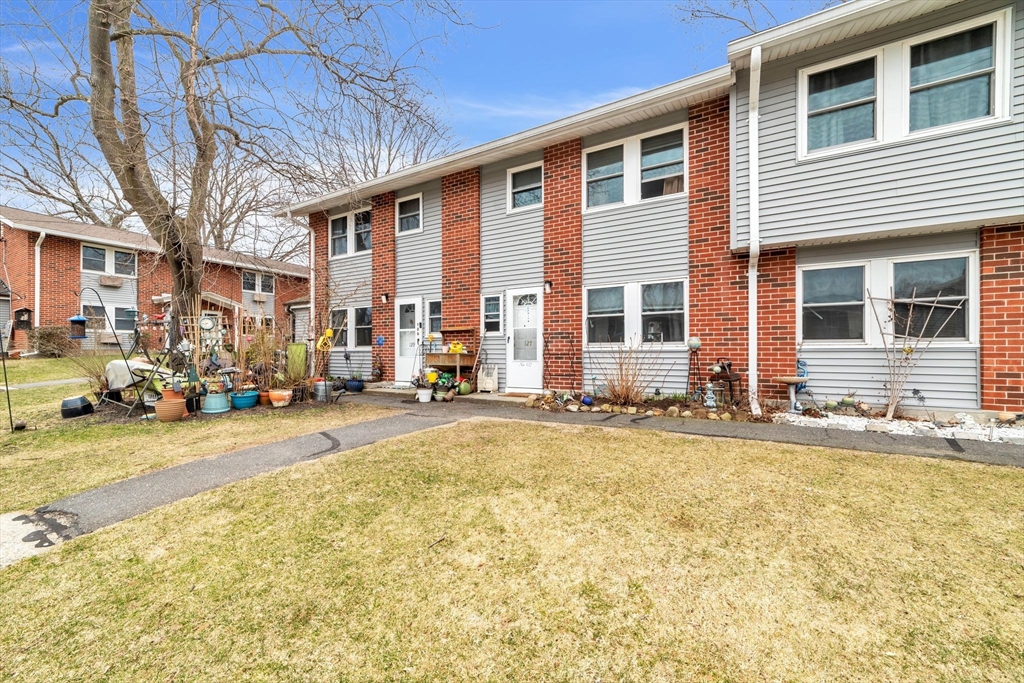 127 Manor Court, Unit 127 Springfield, MA 01118 - Photo 5 of 28 Gallery Image 5