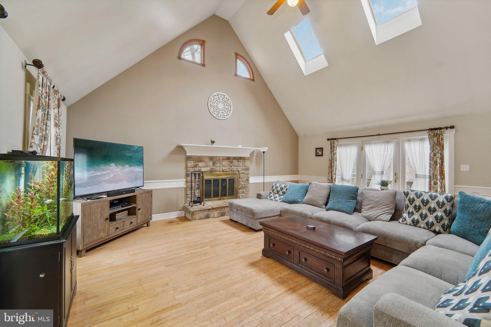 14017 Harrisville Road Mount Airy, MD 21771 - Photo 7 of 38 Living Room