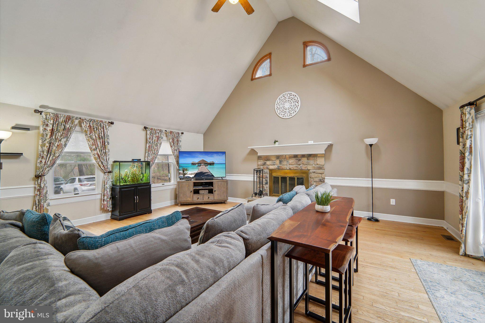 14017 Harrisville Road Mount Airy, MD 21771 - Photo 10 of 38 Living Room