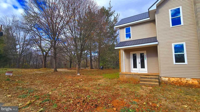 a view of a yard in front of a house
