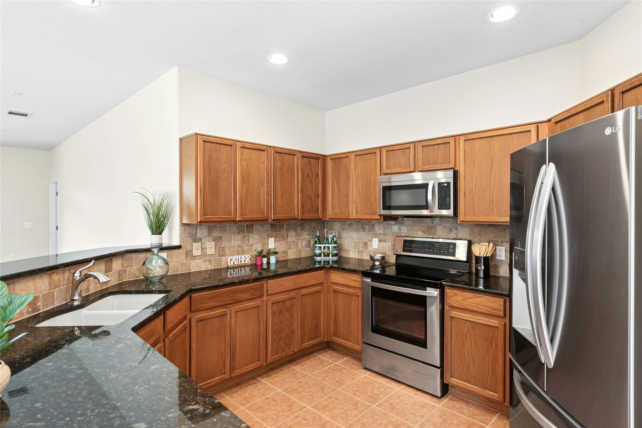 516 Crockett Loop Georgetown, TX 78633 - Photo 9 of 40 Kitchen