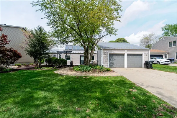 $299,700 | 6 Kenfield Circle, Bloomington, IL 61704