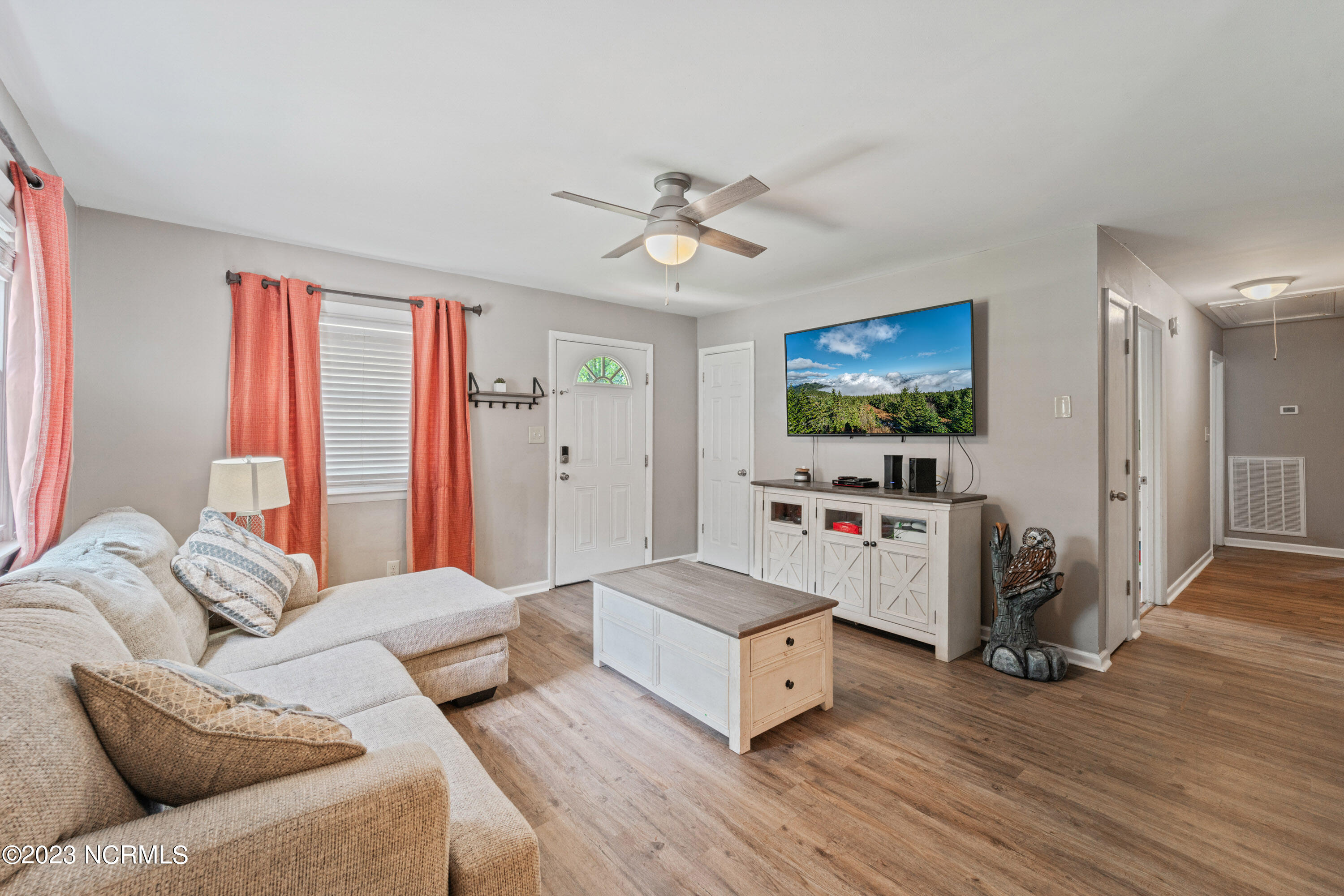 609 Dennis Road Jacksonville, NC 28546 - Photo 19 of 40 LIVING ROOM 5