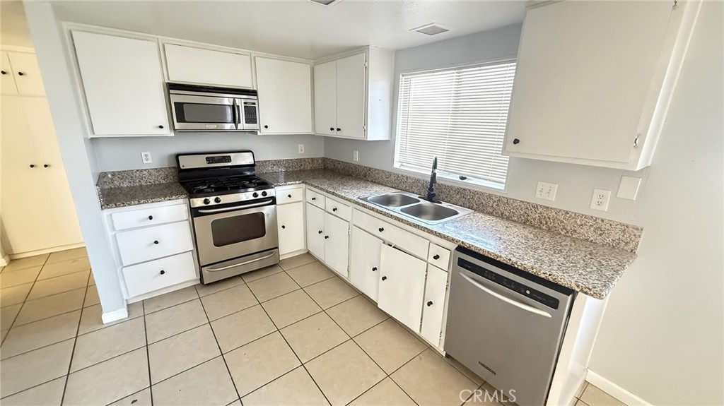 22854 Eyota Road Apple Valley, CA 92308 - Photo 3 of 8